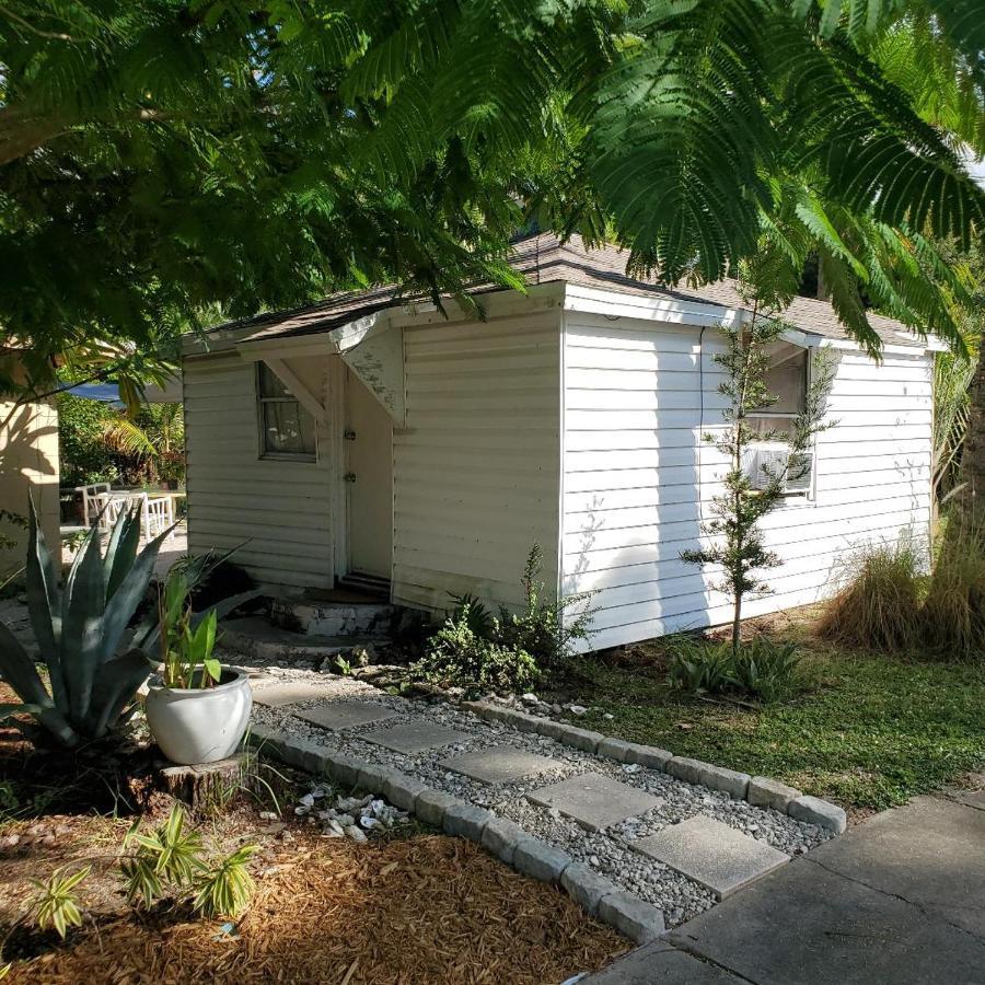 1 Beige Cozy Bungalow Or 1 White Cozy Efficiency Cottage In Titusville Exterior foto