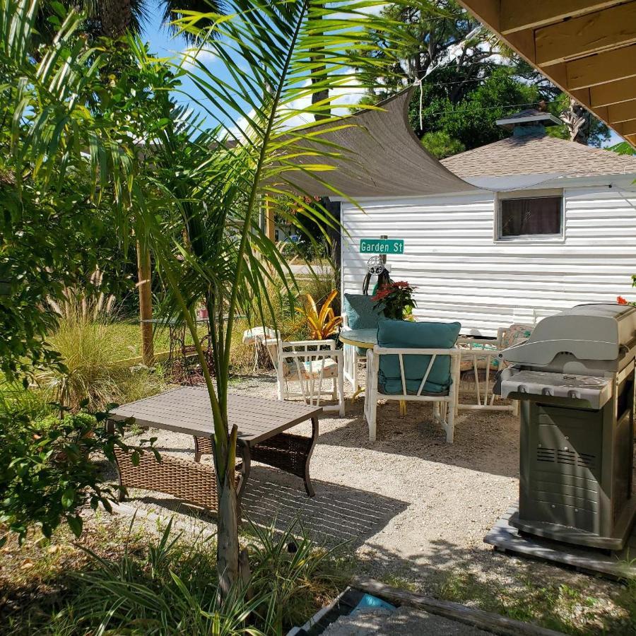 1 Beige Cozy Bungalow Or 1 White Cozy Efficiency Cottage In Titusville Exterior foto