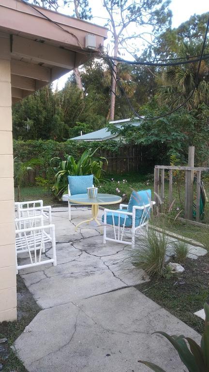 1 Beige Cozy Bungalow Or 1 White Cozy Efficiency Cottage In Titusville Exterior foto